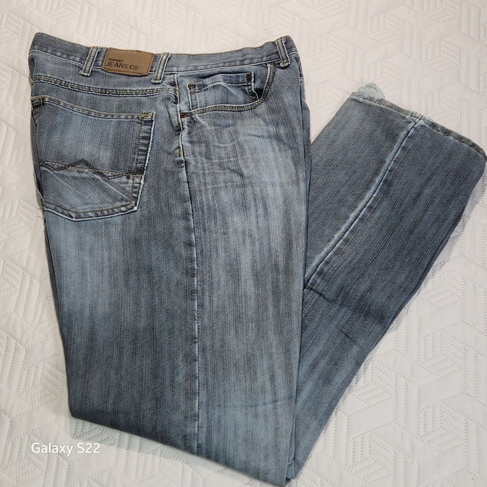 Wrangler Jeans Co. Men 34 Vintage Relaxed Straight Leg Denim Distressed ragged